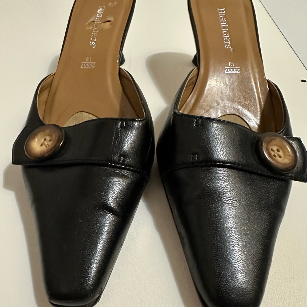 Black pointed kitten heels